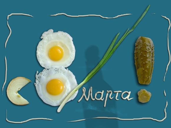 яичница и соленый огурчик с лучком