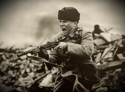 солдат стреляет