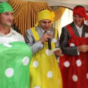 Сценка для взрослых на 8 марта: «Букет из мужчин»
